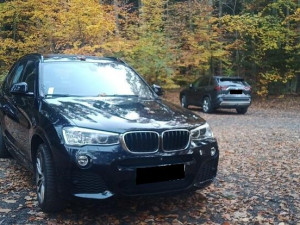 Prázdné parkoviště a auta rozesetá po lese, strážníci opakovaně upozorňují na nešvar řidičů