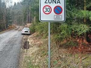 Prázdné parkoviště a auta rozesetá po lese, strážníci opakovaně upozorňují na nešvar řidičů