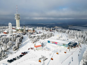 V Krušných horách hlásí skiareály nejlepší zimu posledních let, i běžkovat se dá