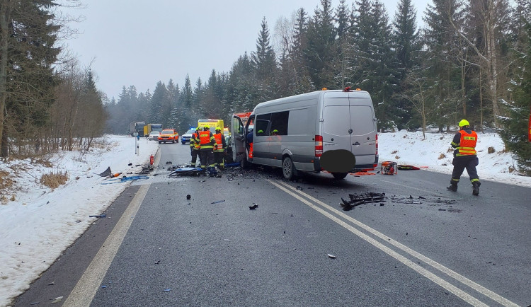 Jeden mrtvý a druhý těžce zraněný, tragická nehoda uzavřela silnici I/20 u Bečova nad Teplou