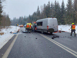 Jeden mrtvý a druhý těžce zraněný, tragická nehoda uzavřela silnici I/20 u Bečova nad Teplou