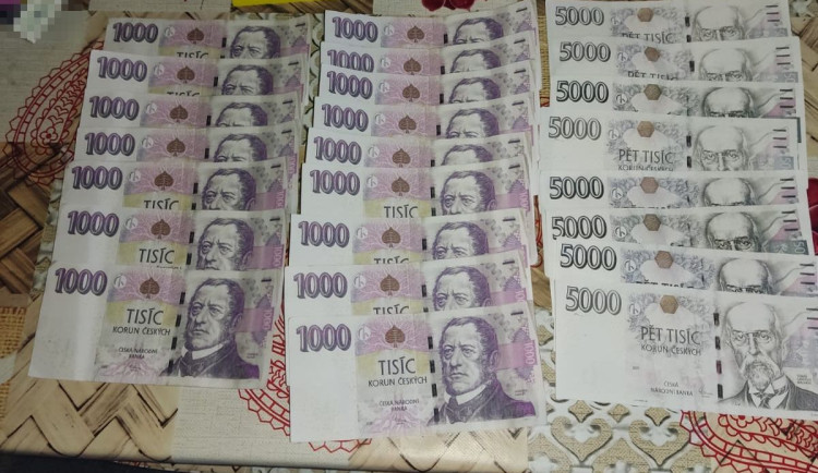 Tiskli peníze a způsobili škodu za 4,5 milionu korun, policie obvinila 60 lidí z padělání peněz