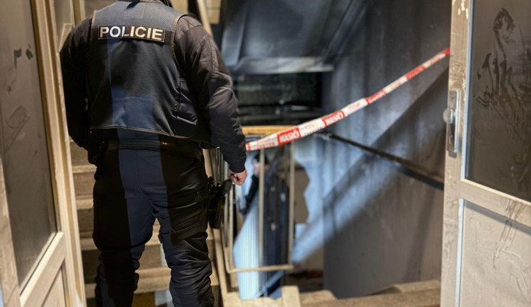 V Aši hořel obytný dům. Kvůli kouři lidé nemohli utéct, hasiči jich víc jak tucet evakuovali