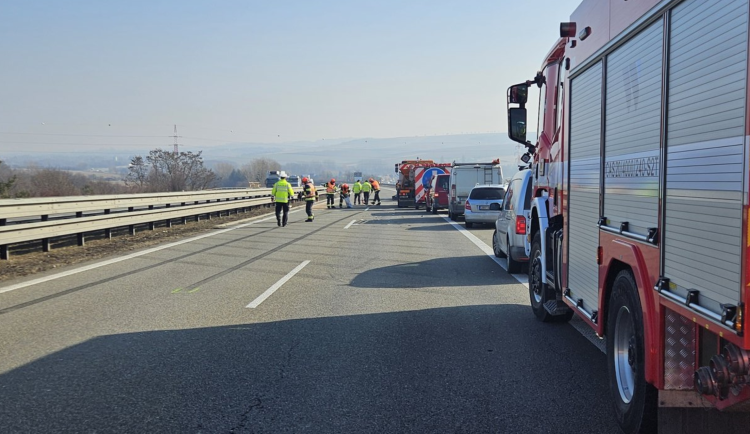 Dálnici u Brna zablokovala nehoda čtyř aut. Dva lidé se zranili
