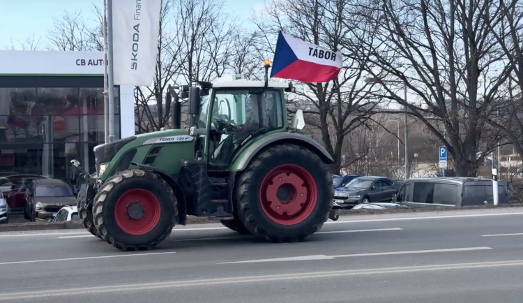 Do protestu zemědělců se zapojili i Jihočeši. V Táboře vyjely čtyři stroje