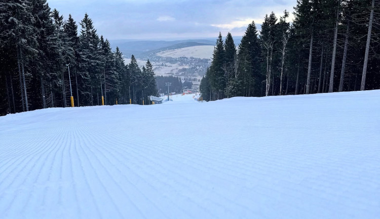 Krušnohorské skiareály jsou navzdory oblevě v provozu. Běžkovat se už ale téměř nedá