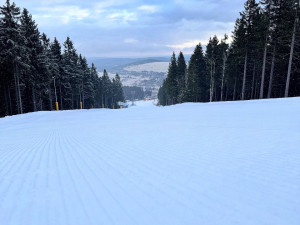 Krušnohorské skiareály jsou navzdory oblevě v provozu. Běžkovat se už ale téměř nedá