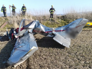 Policisté pátrají po svědcích letecké nehody, sedmasedmdesátiletý pilot na místě zemřel