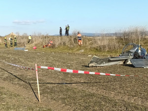 Policisté pátrají po svědcích letecké nehody, sedmasedmdesátiletý pilot na místě zemřel