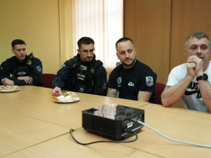 Oživili muže po kolapsu i dopadli zloděje, město ocenilo čtyři pohotové strážníky