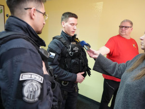 Oživili muže po kolapsu i dopadli zloděje, město ocenilo čtyři pohotové strážníky