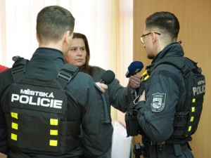 Oživili muže po kolapsu i dopadli zloděje, město ocenilo čtyři pohotové strážníky