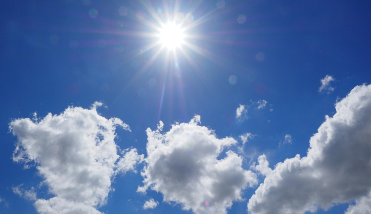 Česko čeká nadprůměrně teplý a slunečný týden bez deště