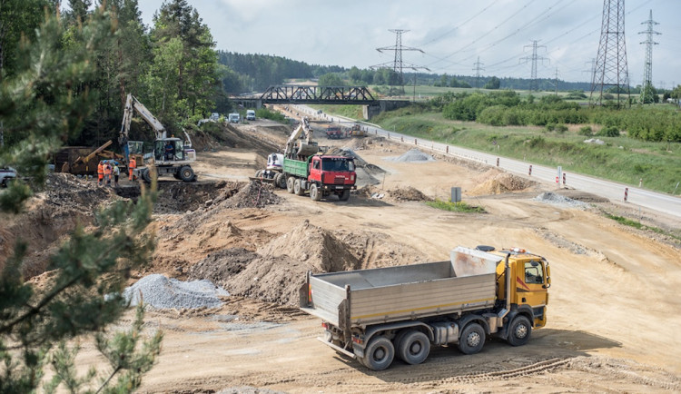 Komora a Karlovarský kraj kritizují záměr stavět silnici I/13 jen třípruhovou