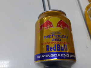Celníci našli při kontrole jedné prodejny 5 000 kusů napodobenin energetického nápoje Red Bull