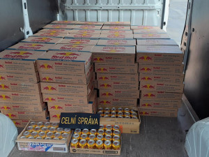 Celníci našli při kontrole jedné prodejny 5 000 kusů napodobenin energetického nápoje Red Bull