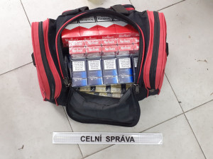 Celníci zadrželi velké množství neznačených cigaret, zahřívaného tabáku i náplní do elektronických cigaret