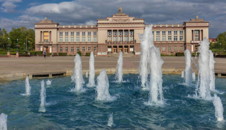 Ostrov zvažuje obnovu právě objevených zlacených prvků v Domě kultury