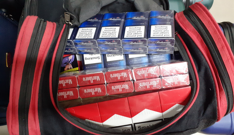 Celníci zadrželi velké množství neznačených cigaret, zahřívaného tabáku i náplní do elektronických cigaret
