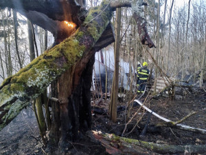 Hasiči ráno likvidovali požár chaty, hořely i stromy a suchá tráva na velké ploše přilehlé louky