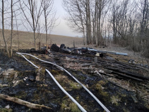 Hasiči ráno likvidovali požár chaty, hořely i stromy a suchá tráva na velké ploše přilehlé louky