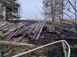 Hasiči ráno likvidovali požár chaty, hořely i stromy a suchá tráva na velké ploše přilehlé louky