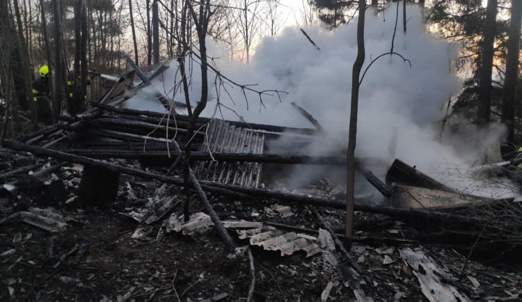 Hasiči ráno likvidovali požár chaty, hořely i stromy a suchá tráva na velké ploše přilehlé louky  