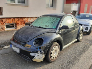 Chodil po Varech a ničil auta. Muži hrozí tři roky vězení