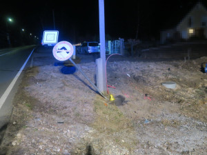 Řidič nezvládl jízdu, naboural do značek i auta. Nadýchal přes jedno promile