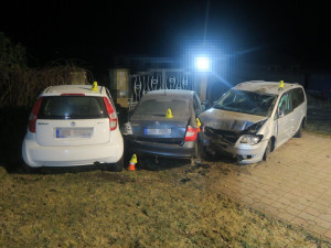 Řidič nezvládl jízdu, naboural do značek i auta. Nadýchal přes jedno promile