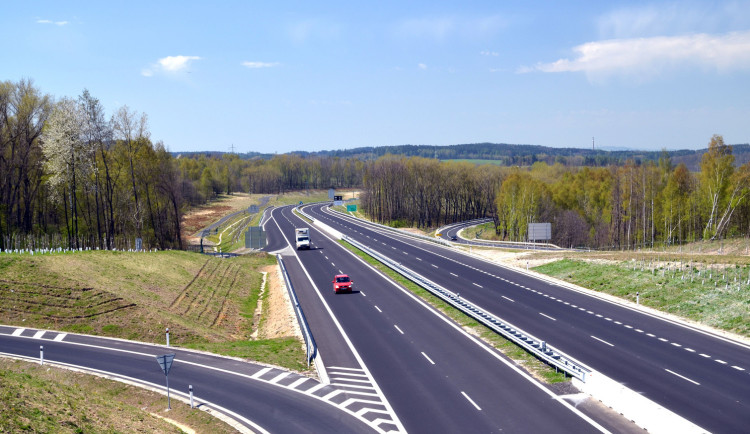 Kraj začne připravovat obchvat Karlových Varů, chce i jeho dřívější stavbu