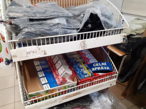 Celníci našli nekolkované cigarety zahrabané v regálech mezi pánskými plavkami v kamenné prodejně