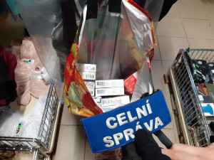Celníci našli nekolkované cigarety zahrabané v regálech mezi pánskými plavkami v kamenné prodejně