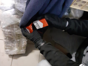 Celníci našli nekolkované cigarety zahrabané v regálech mezi pánskými plavkami v kamenné prodejně