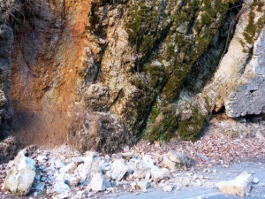 Kvůli pádu skály uzavřelo město Karlovy Vary na dobu neurčitou Slovenskou ulici. Řidiči musí objížďkami