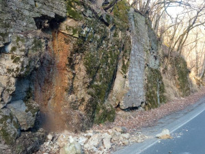 Kvůli pádu skály uzavřelo město Karlovy Vary na dobu neurčitou Slovenskou ulici. Řidiči musí objížďkami