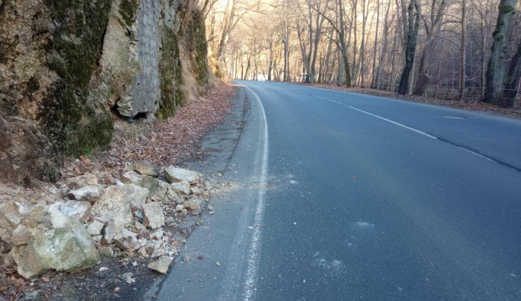 Kvůli pádu skály uzavřelo město Karlovy Vary na dobu neurčitou Slovenskou ulici. Řidiči musí objížďkami