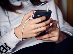 Podvodníci přišli s novým trikem, falešný kriminalista dokázal obalamutit i mladou ženu