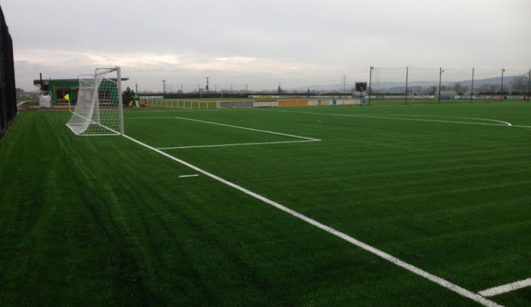 1000x1000-1419585674-nove-hriste-s-umelou-travou-3-generace-v-roudnem