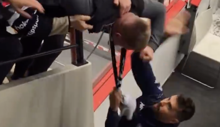 Konflikt na stadionu.