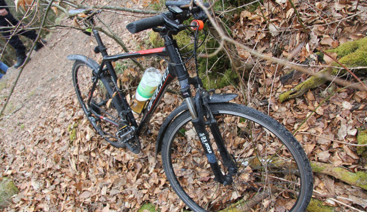 U cyklostezky v Hluboké nad Vltavou ležel mrtvý cyklista. Policie hledá svědky