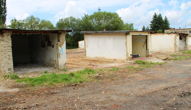 V Sokolově začaly úpravy Jižního lomu. Stavební parcely si lidé budou moci zakoupit už příští rok