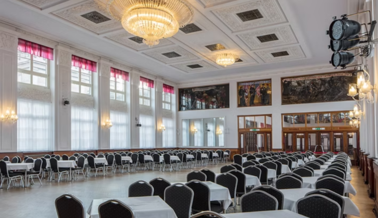 Historické lustry v Ostrově dostanou nový kabátek. Některé z nich ve zdejším kulturním domě visí od roku 1955