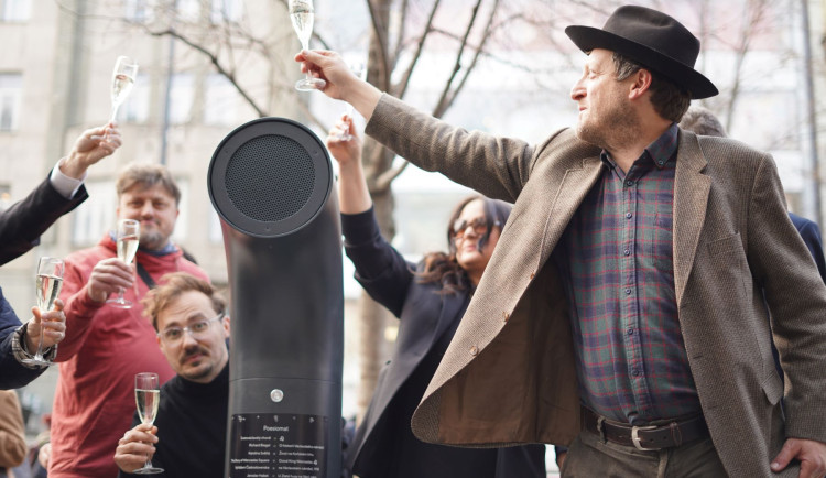 Nový poesiomat na Václavském náměstí přináší hlas historie i poezie