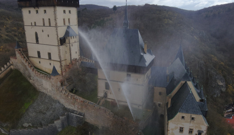 Hasiči cvičili na Karlštejně, po dvou letech vyzkoušeli místní suchovodní potrubí