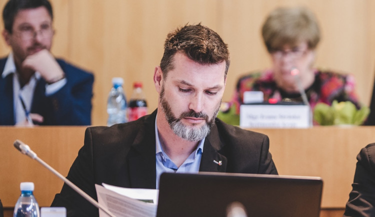 Zastupitelé v Lišově odvolali starostu. Po patnácti letech ho nahradil kolega za strany