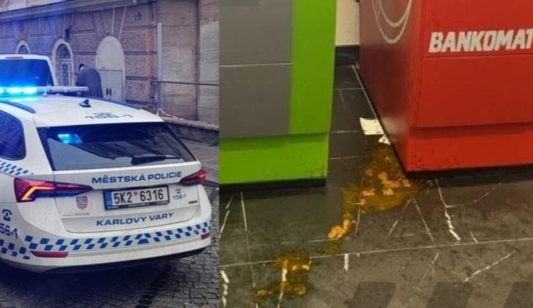 Svými výkaly znečistil bankomaty u vchodu do obchodního domu návštěvník. Pak se venku usadil na lavičku