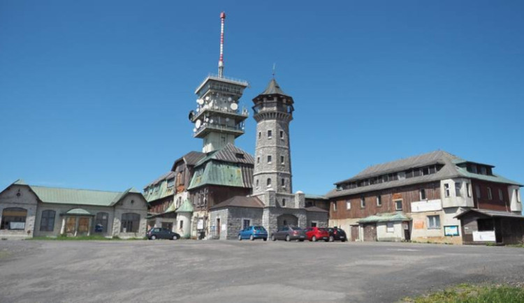 Rozhledna na vrcholku Klínovce se po zimě opět otevřela návštěvníkům