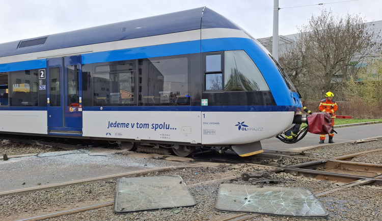 Vykolejený vlak vyřadil v Olomouci z provozu i tramvaje. Nad náročností opravy zatím visí otazník
