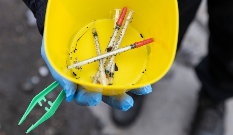 VIDEO: Strážníci našli sto stříkaček během jediného dne. Problém nelze zcela odstranit, říká primátor